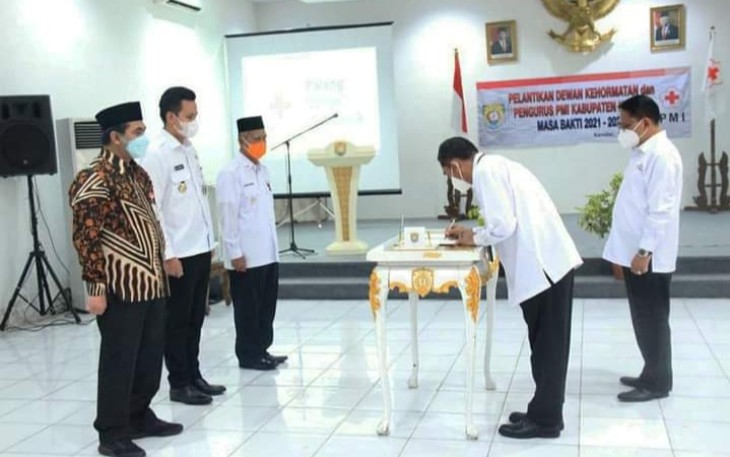 Ketua PMI Jawa Tengah menandatanganan berita acara