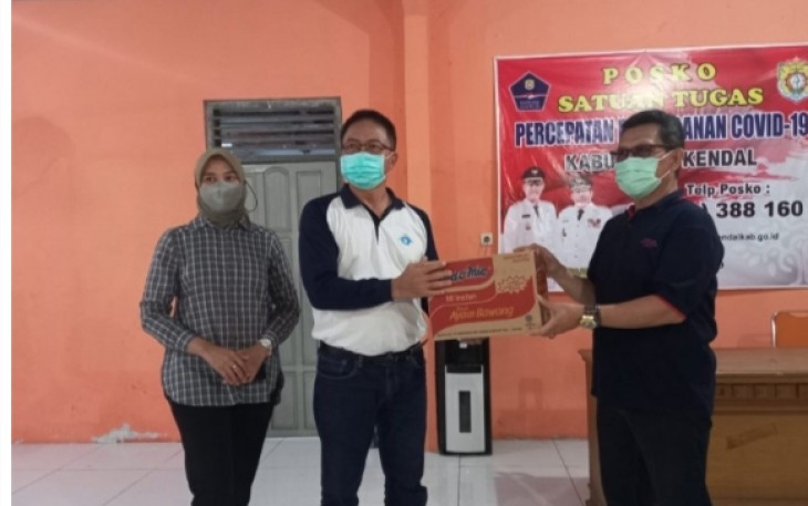 Direktur Utama PDAM Kendal menyerahkan bantuan kepada Sunanto kepada Sekda Kendal, Moh Toha, S.T., MSi. di Aula BPBD Kabupaten Kendal Minggu (12/05/2021).