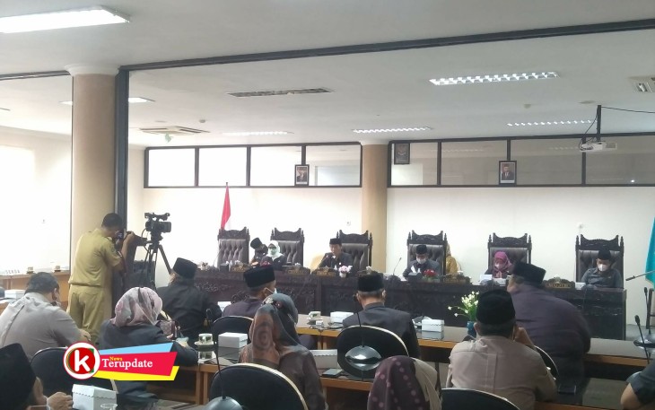Kondisi Rapat Paripurna Penyampaian Pertanggungjawaban Pelaksanaan APBD Kabupaten Blitar Tahun 2020 (foto : Faisal NR / Klikwarta.com Blitar)