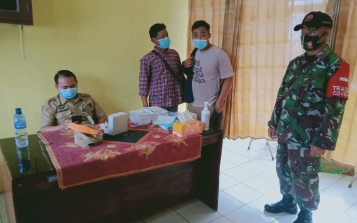 Babinsa Sertu Purwanto melaksanakan pendampingan sekaligus monitoring serta turut membantu jalannya vaksinasi jenis Sinovac pada dosis pertama untuk para pedagang di Bawang Kabupaten Batang 