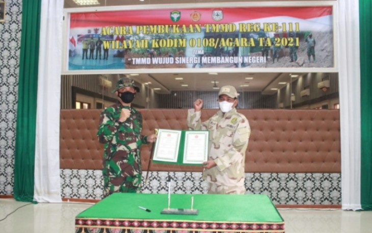 Penyerahan kegiatan program TMMD Reguler ke-111 kepada TNI oleh Bupati Kabupaten Aceh Tenggara didampingi oleh Dansatgas.