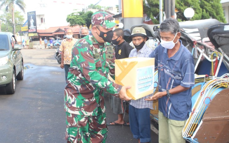 Dandim Salatiga turun langsung bagikan sembako 