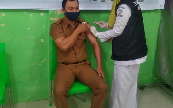 Salah seorang guru saat mendapatkan suntikan vaksin covid-19