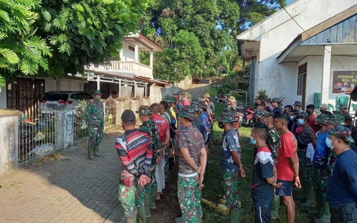 Komandan SSK Satgas TMMD ke 111 kodim 1310/Bitung saat berikan arahan pada apel pagi
