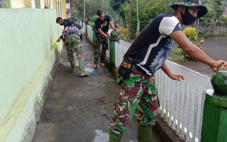 Personil satgas TMMD kodim Bitung saat melakukan pengecetan masjid Fatabiqul khairat Komorsot