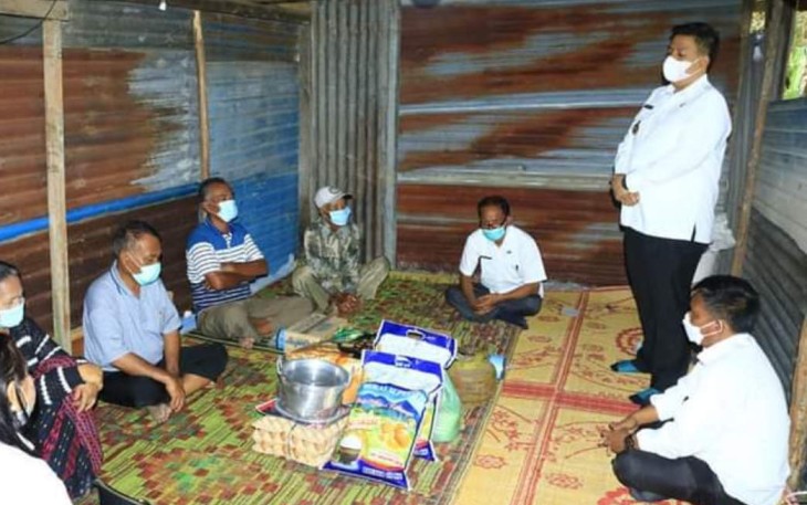 Bupati Samosir Serahkan Bantuan Kepada Korban Kebakaran Rumah di Desa Sigaol Marbun