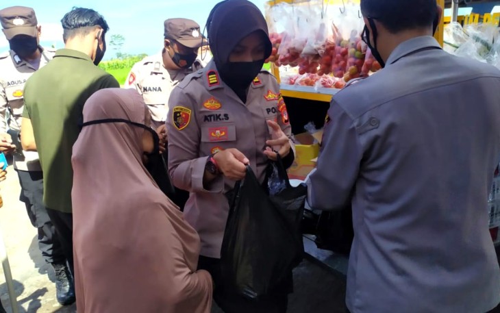Kapolsek Cigasong-Polsek Majalengka, Memberikan Belanja Cuma - Cuma Kepada Puluhan Warga, Dari Program Selasa Ceria