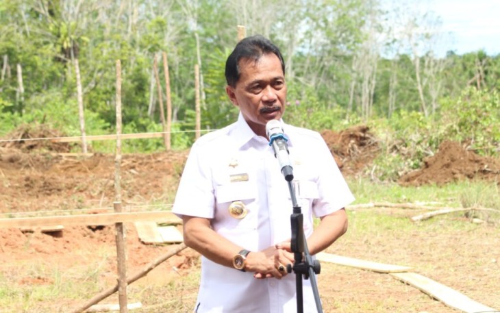 Bupati Bengkulu Tengah Lakukan Peletakan Batu Pertama Pembangunan Kantor BPS Yang Baru