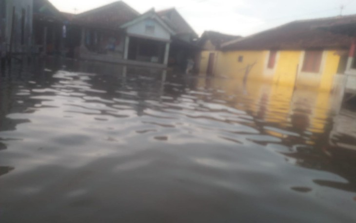  Kelurahan Karangsari Kecamatan Kendal Kabupaten Kendal sudah satu Minggu tergenang air, dari RT 01 sampai Rt 09 RW 05 terendam air setinggi lutut orang dewasa dan ada beberapa titik yang terendam sampai 1 meter