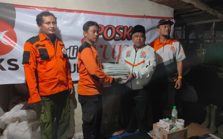 relawan PKS sudah membagi makanan siap saji sebanyak 650 paket yang disebar di 15 titik