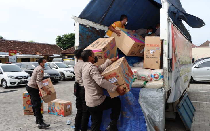 Kapolres Demak Berangkatkan Bantuan Korban Erupsi Gunung Semeru