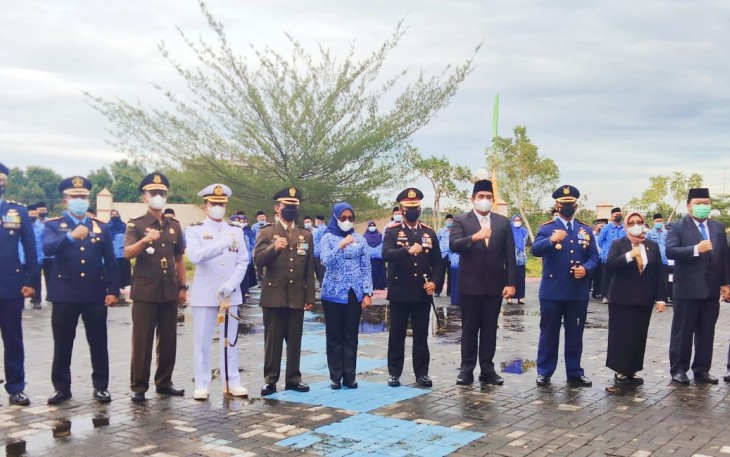Kapolres Bintan Pimpin Upacara Peringatan Hari Pahlawan di Lapangan Kantor Bupati Bintan 