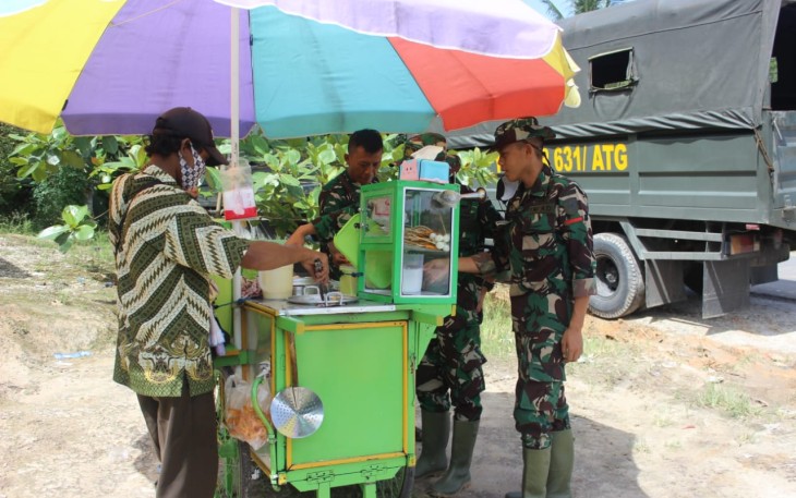 Personel TMMD 112 Borong Dagangan Bakso