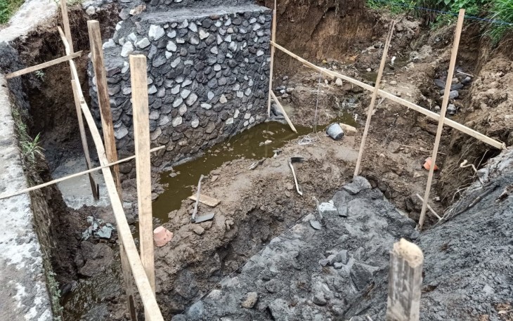 Satgas TMMD dan Warga Mulai Melanjutkan Pengerjaan Plat Dekker