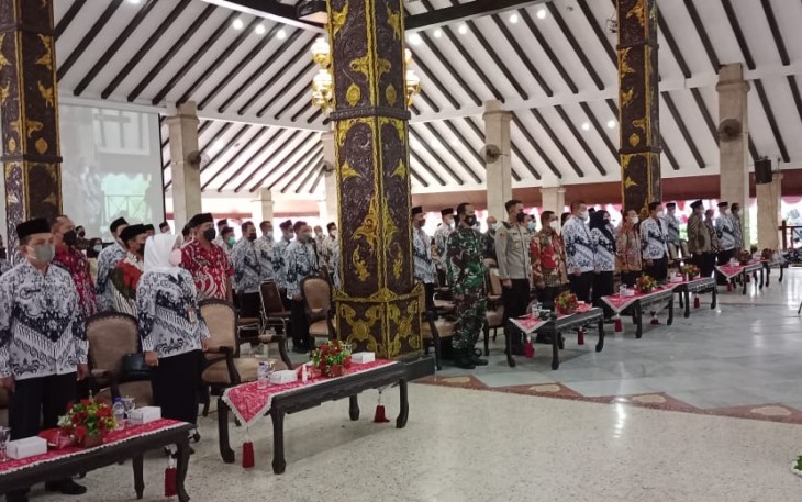 Jajaran pengurus Persatuan Guru Republik Indonesia (PGRI) Kabupaten Malang, selenggarakan gebyar peringatan HUT ke-76 PGRI, Hari Guru Nasional dan hari Aksara Internasional tahun 2021, di Pendopo Pringgitan Kabupaten Malang