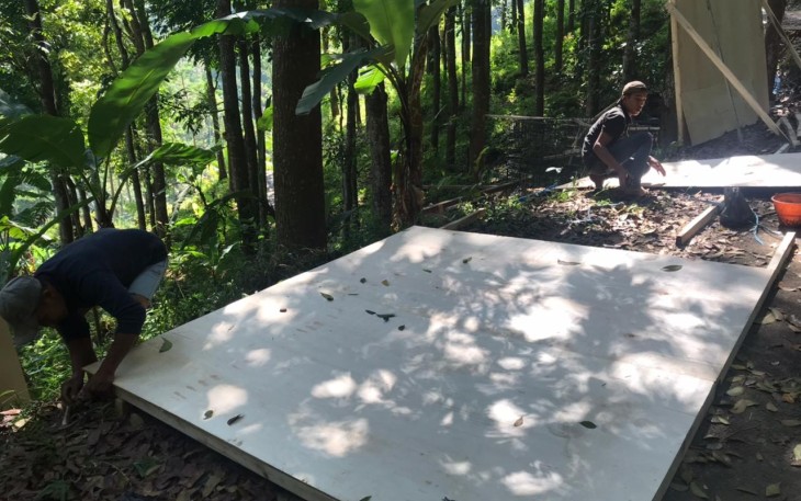 Papan Triplek Terbentang Untuk Penyiapan Pengecoran Tandon Air di TMMD Tulungrejo