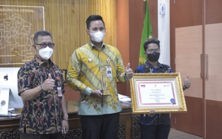Bupati Kendal menerima penghargaan dari Menpan dan PANRB terkait TOP Inovasi Pelayanan publik tahun 2021.Selasa 9/11/2021