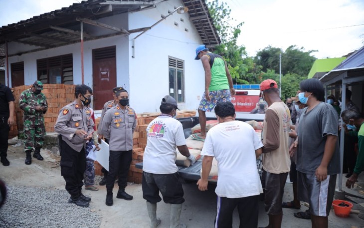 Kapolres Klaten Secara Simbolis Memberikan Bantuan Untuk Pembangunan Masjid di Tulung Klaten