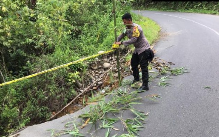 Jalan Ambruk, Polres Lebong Himbau Pengguna Jalan Berhati – Hati