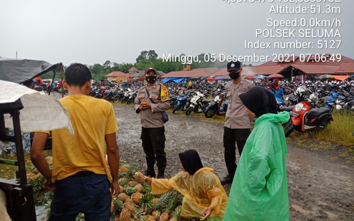 Sambang Pasar, Polres Seluma Gelar Binluh Prokes dan Pencegahan Curanmor