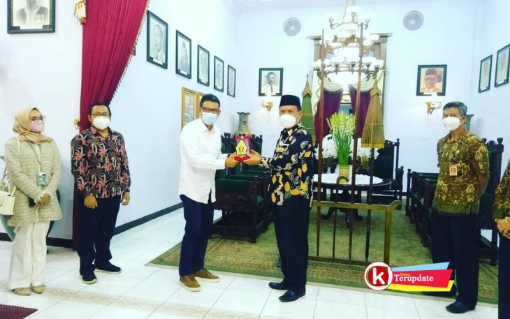 Sekda Kabupaten Blitar Izul Marom (dua dari kanan) Serahkan Cinderamata ke Direktur Wilayah IV BKPM Yos Harmen.