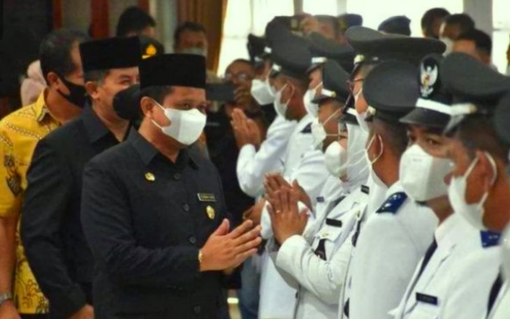 Bupati Sumedang  Melantik 89 Kepala Desa Sekaligus Memberikan Ucapan Selamat, Bertempat Di Gedung Negara