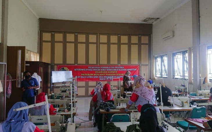 Pemerintah Kabupaten Tulungagung melalui Dinas Tenaga Kerja dan Transmigrasi (Disnakertrans) Kabupaten Tulungagung, Jawa Timur, menyediakan Balai Latihan Kerja (BLK), bagi yang beminat belajar atau mendalami bidang kejuruan