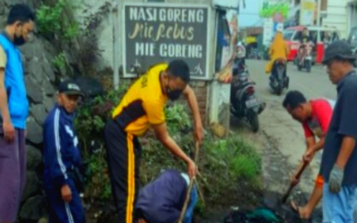 Kapolsek Sukawening - Polres Garut Bersma Forkopimcam, Giat Kerjabakti Normalisasi Saluran Air