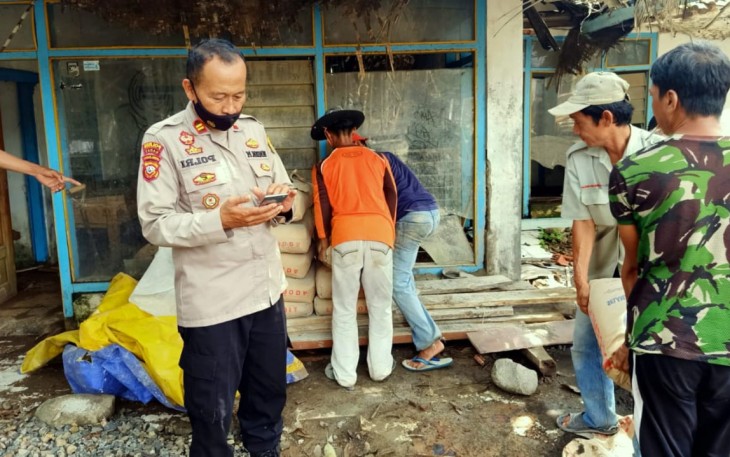 Kapolsek Pameungpeuk Kembali Berikan Bantuan 20 Sak Semen ke Masjid Jami Al-Muslimin