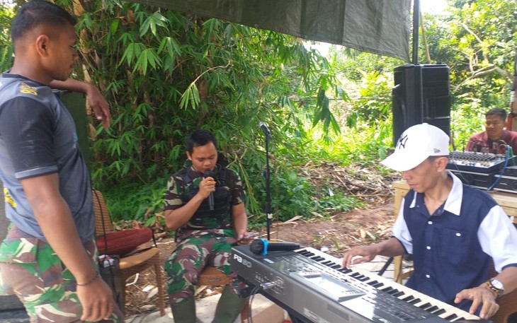 Satgas TMMD Ke-112 Hibur Warga Dengan Organ Tunggal