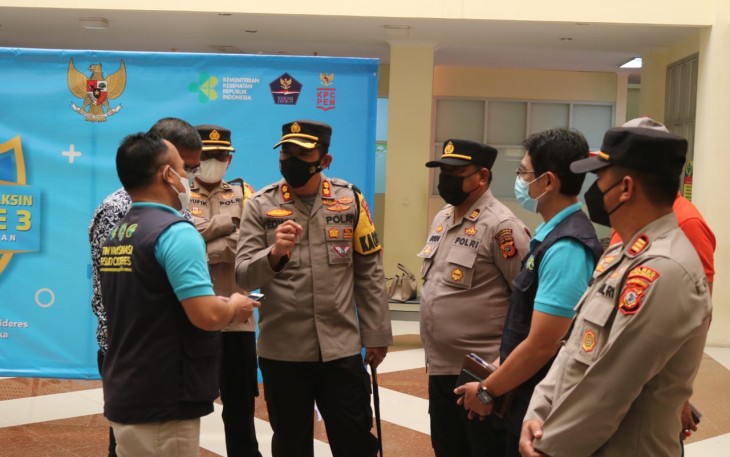 Target 16000 Vaksinasi Perhari, Kapolres Majalengka Pantau Pelaksanaan Gerai Vaksinasi Merdeka