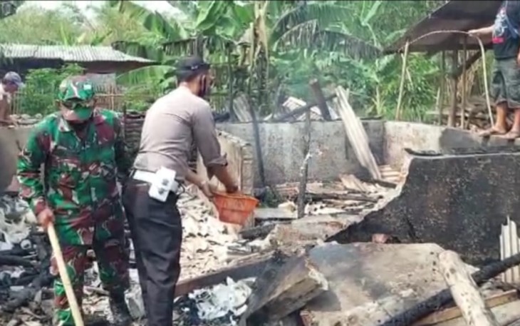 Bhabinkamtibmas Dan Babinsa Berjibaku Padamkan Api Kebakaran Rumah
