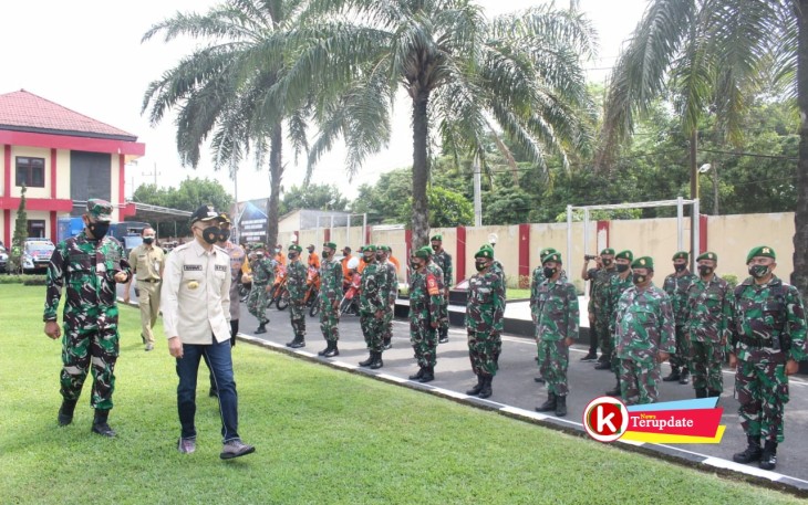 Wabup Rahmat (baju warna keen) Tengah Inspeksi Personil Gabungan Tanggap Bencana. (foto : Faisal NR / Klikwarta.com)