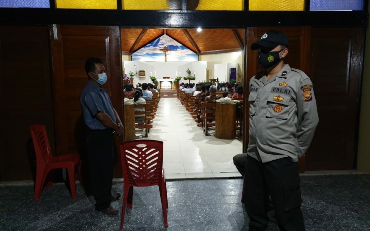 Berikan Rasa Aman Dalam Beribadah, Polisi Jaga di Gereja