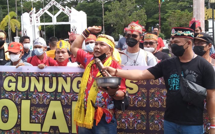 Masyarakat Gumas menuntut atau menyampaikan aspirasi terkait kerusakan jalan Gumas Palangka Raya yang hingga sampai saat ini belum mendapat perhatian