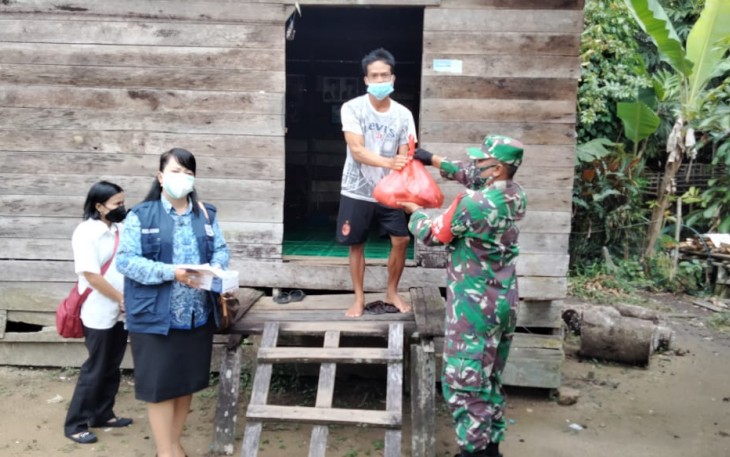 Koramil Manuhing Bersama Satgas PPKM, Door To Door Bagikan Tali Asih Kepada Warga