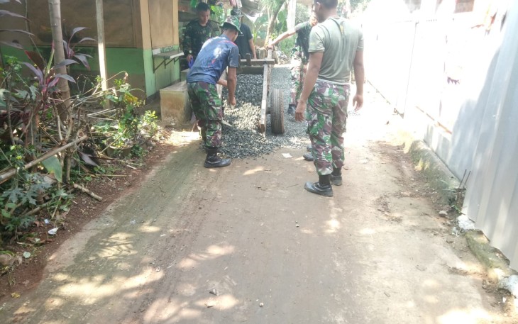 Satgas TMMD Ke-112 Hadir Memperbaiki Jalan Rusak Untuk Meningkatkan Kesejahteraan Masyarakat 