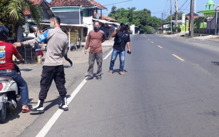  Polres Garut Giat Disiplin Prokes dan PPKM di Cibalong 