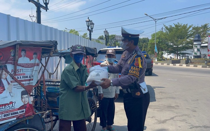 Ops Patuh Lodaya 2021, Polres Majalengka Bagikan Bansos Ke Puluhan Abang Becak