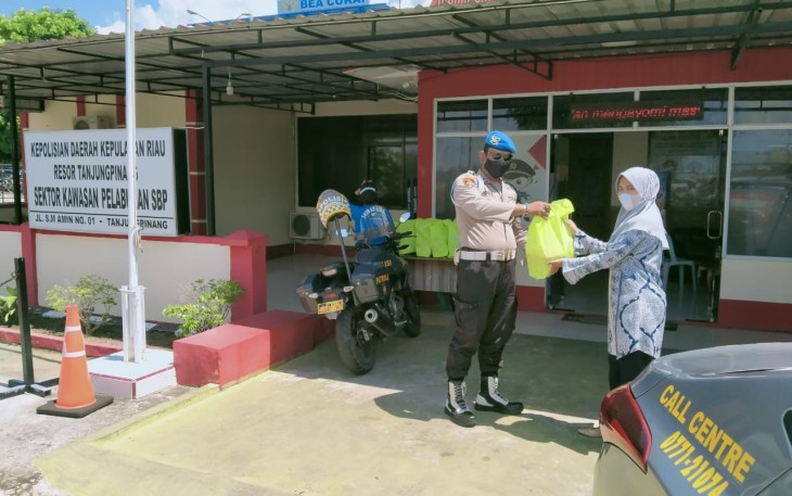 PPKM Level 1, Polsek SBP Tanjung Pinang Bagikan Sembako Kepada Masyarakat