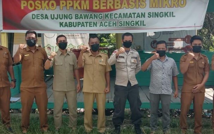 Pj Kades Ujung Bawang, Buyung Rahmat foto bersama di Posko PPKM setempat