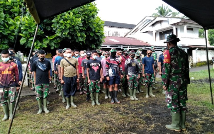 Dan SSK TMMD Lettu INF Jullen Tonny Kasiaheng saat pimpin apel pagi