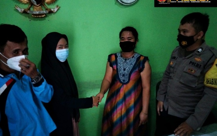 Anggota Bhabinkamtibmas Polsek Kedurang, Polres Bengkulu Selatan  dan Pemdes Damaikan Warga