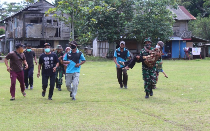 Prajurit KOREM  071 sedang menggendong Manula saat simulasi penanggulangan bencana di Kabupaten Cilacap, Kamis 4/11/2021