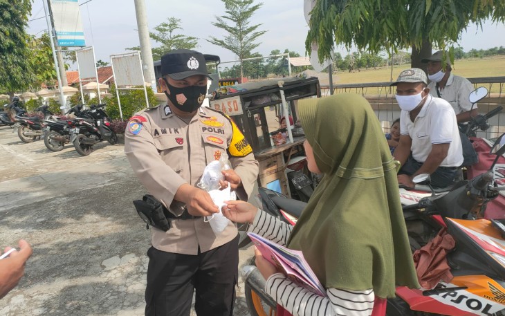 Kapolsek Kertajati-Polres Majalengka, Aksi Simpatik Melalui Bhabinkamtibmas Bagikan Masker dan Himbau Taat Prokes Kepada Warga