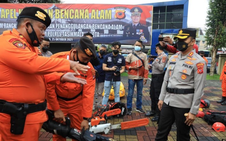 Kapolres Tasikmalaya Kota Pimpin Apel Siaga Bencana dan Cek Kesiapan Perlengkapan Serta Personil SAR Sat Samapta Polres Tasikmalaya Kota 