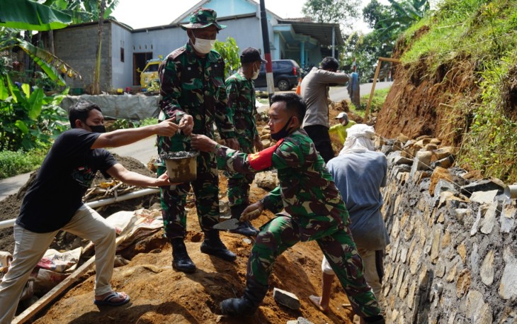 pemerintah Desa Kalipancur dengan dibantu Koramil 09/Blado dan Polsek Blado membangun talud dengan menggunakan batu dan adukan pasir semen