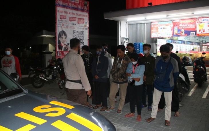 Resahkan Warga di Malam Hari, Polres Karanganyar Bubarkan Konvoi Massa Pemotor Berknalpot Brong di Jalur Jalan Lawu