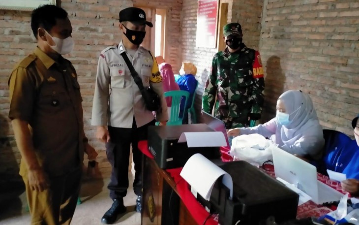 Kades Padang Ratu Pantau Vaksin I Di Kantor Desa