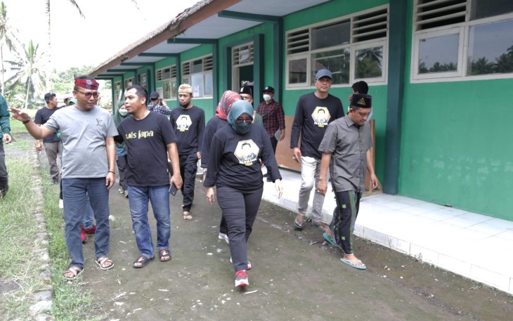 Sekretaris DPW PKB Anik Maslacah bersama rombongannya, Selasa (7/12/2021) disela sela menyerahkan bantuan untuk korban erupsi Lumajang.